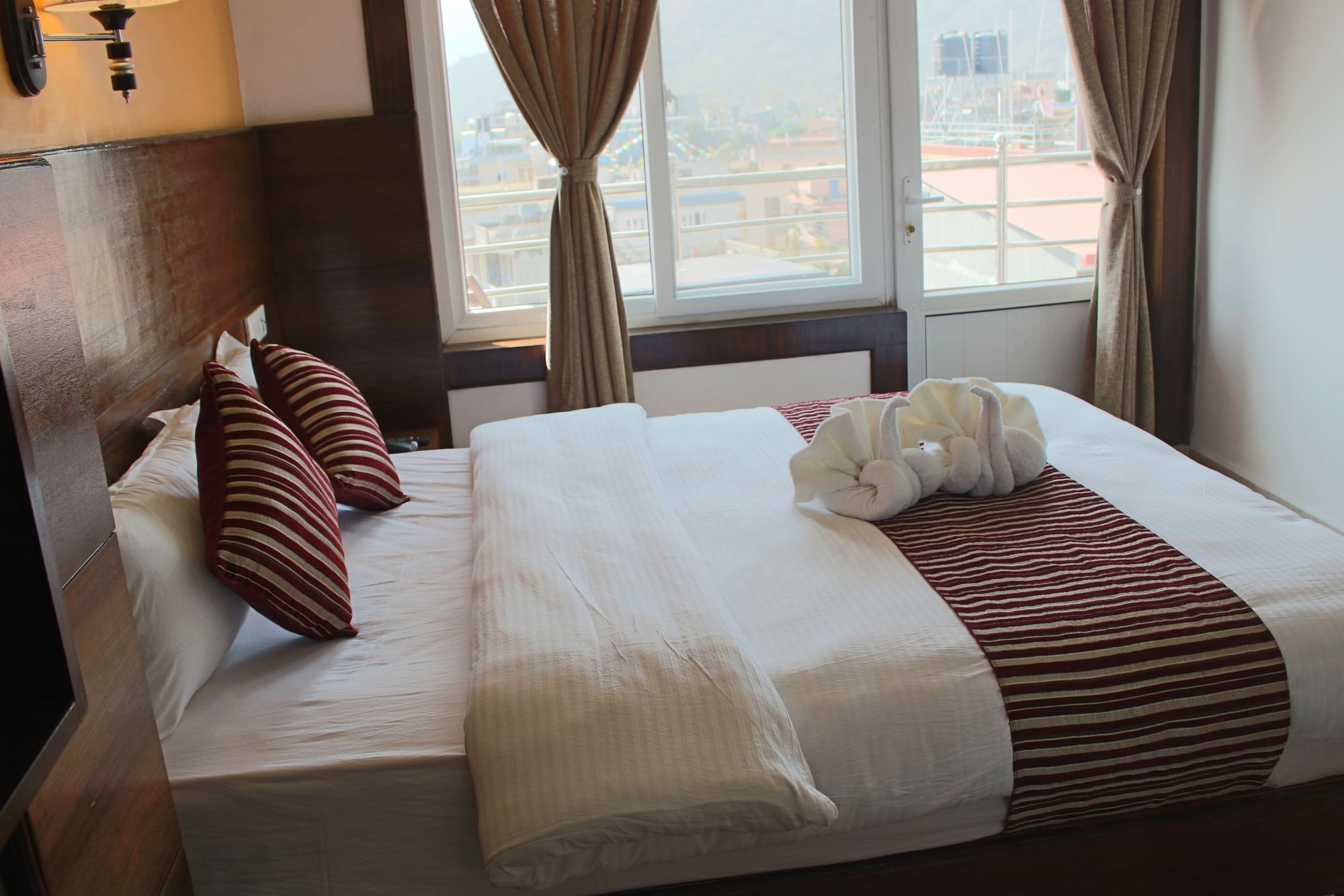 Hotel Lakeside Pokhara Exteriör bild